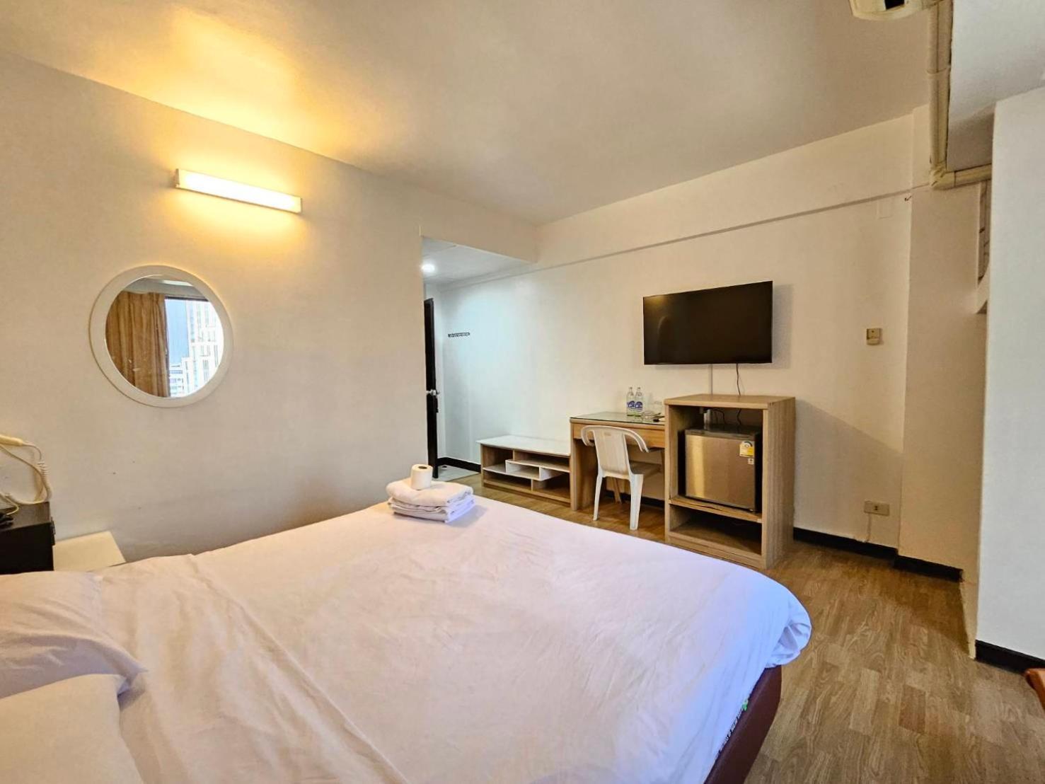 Crown Bts Nana Hotel Banguecoque Exterior foto
