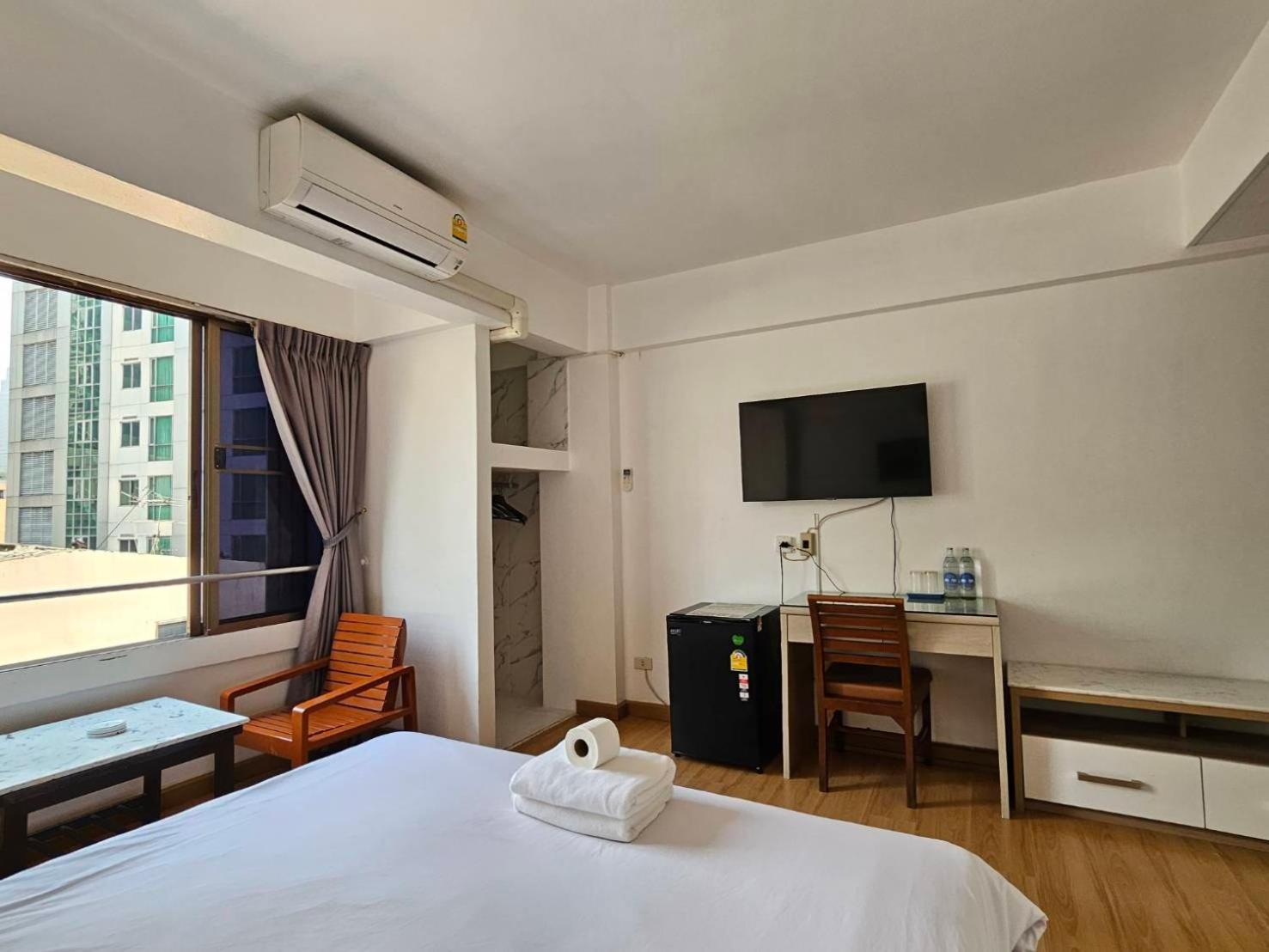 Crown Bts Nana Hotel Banguecoque Exterior foto